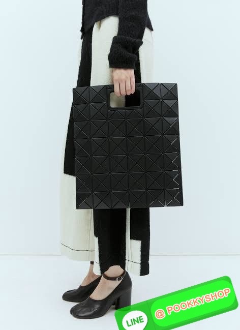 Baobao Issey Miyake large Bocca matte-finish tote bag BOCCA MATTE เป็นกระเป๋าถือรูปแบบใหม่ที่มีด้ามจับด้านในที่ช่วยให้กระเป๋าวางอยู่บนแขนหรือข้อมือได้อย่างนุ่มนวล เป็นกระเป๋าถือขนาดใหญ่นี้มีกระเป๋าด้านในพร้อมซิปที่ช่วยให้จัดเก็บได้อย่างปลอดภัย สามารถใส่แล