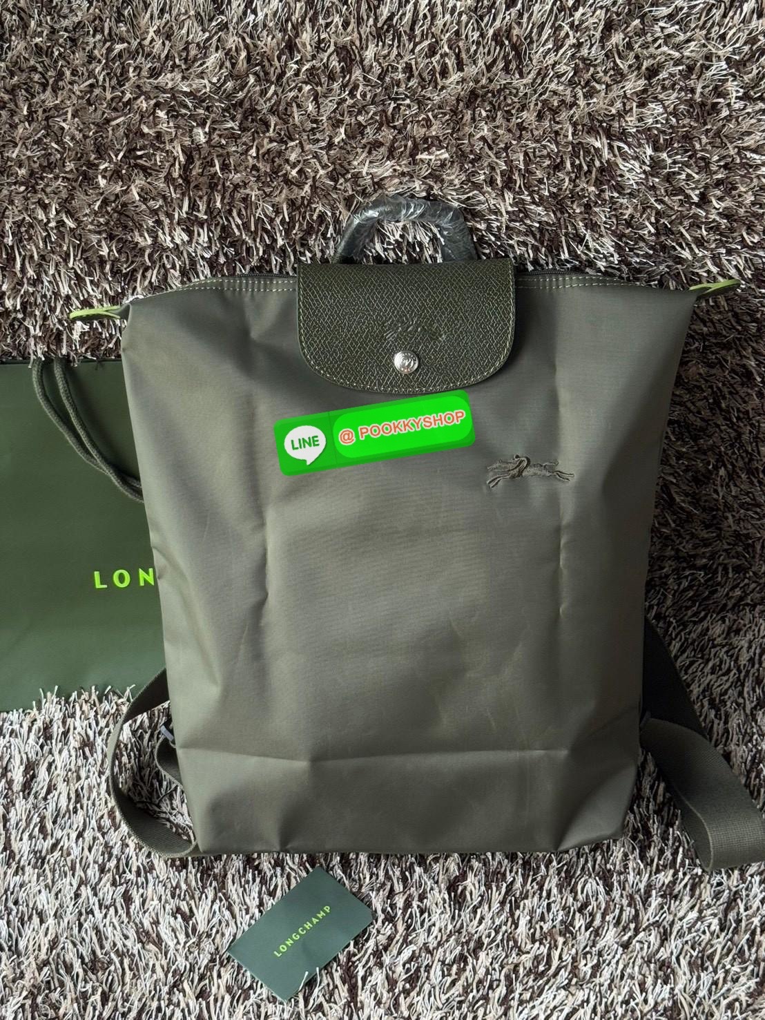 💕LONGCHAMP LE PLIAGE M BACKPACK กระเป๋าเป้น้ำหนักเบาพิเศษนี้ผลิตจากผ้าใบไนลอนรีไซเคิลที่ทนทานและพับเก็บได้ เหมาะสำหรับทุกโอกาส การออกแบบอเนกประสงค์และมีพื้นที่ภายในกว้างขวางที่สามารถเก็บแล็ปท็อปหรือโน๊ตบุ๊กได้ ในขณะที่สายสะพาย ปรับระดับได้ แมตช์ได