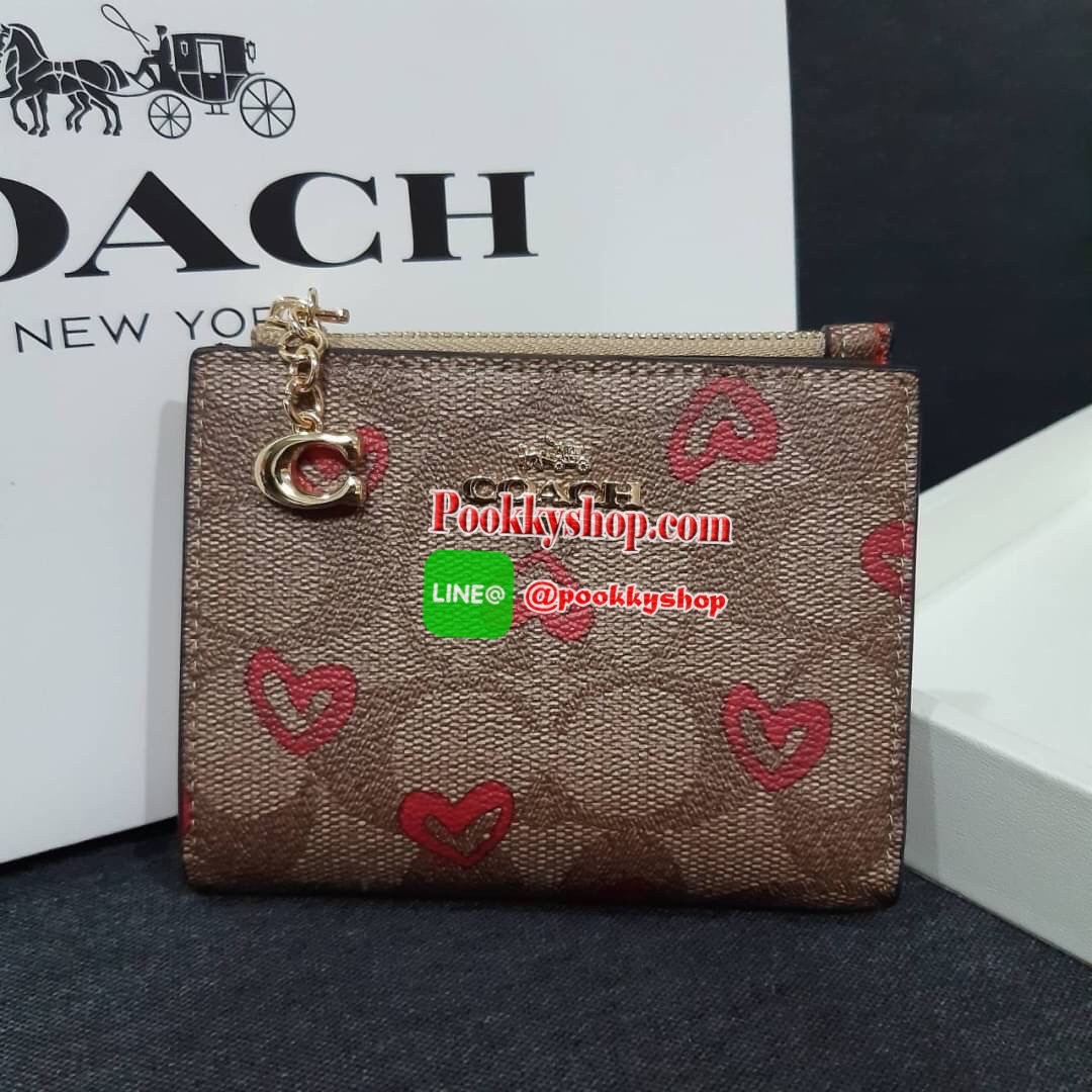 COACH 91058 SNAP CARD CASE WITH CRAYON HEARTS PRINT กระเป๋าสตางค์เก็บบัตร ลายปริ้นท์หัวใจเพ้นท์ ♥️ น่ารักน่าใช้ วัสดุหนังแคนวาสเคลือบ เปิด-ปิดด้วยกระดุม ภายในมีช่องใส่บัตร และใส่ธนบัตรได้ พร้อมช่องซิปแยกใส่เหรียญได้อีก พกพาง่าย สะดวก ไม่กินพื้นที่ก