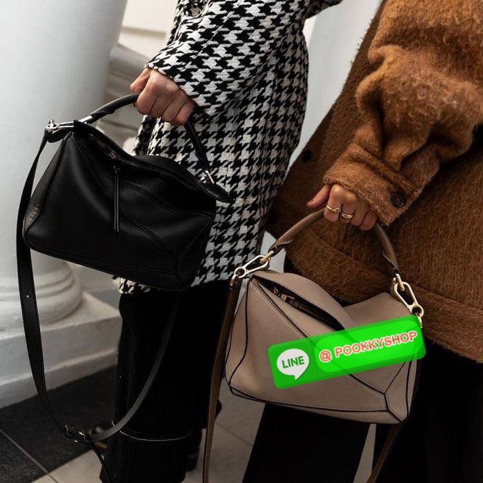 Loewe Puzzle Bag In Classic กระเป๋าทรง Puzzle นี้ออกแบบโดย Jonathan Anderson โดยได้รับแรงบันดาลใจในการออกแบบมาจากรูปทรงของลูกรักบี้ ดังนั้น จึงจะเห็นได้ว่าการตัดเย็บและรูปทรงของกระเป๋านั้นคล้ายคลึงกับลูกรักบี้ รูปทรงดูมินิมอลไม่ทิ้งคอนเซ็ปต์ของแบรนด์ สามา