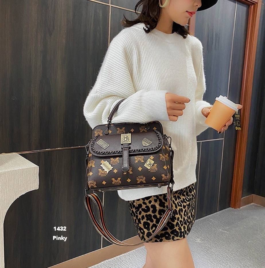 พร้อมส่ง กระเป๋าสะพาย 1422 งานนำเข้าสุดชิค หนัง pu เกรดดีเยี่ยม. มีสายให้ 2 สาย. ขนาดกำลังดี จุของได้เยอะ ด้านหน้าแต่งเก๋งานสวยอยู่ทรง มาน้อยรีบจับจอง