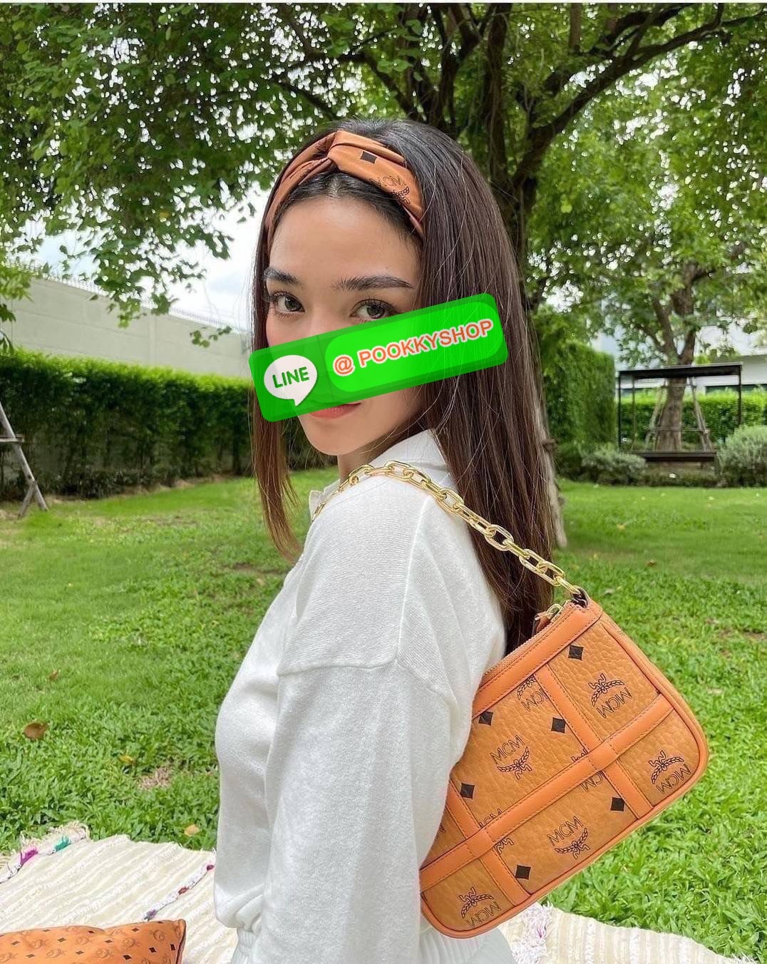 MCM MINI DELMY SHOULDER BAG จัดหนักจัดเต็ม!! ที่สุดของรุ่นที่ฮอตหนักมาก คอลเลคชั่นที่ยอดขายดีตั้งแต่วันแรกที่ลง shop ด้วยรูปทรงที่กะทัดรัด ตอบโจทย์ได้ทุกลุค ทุกไลฟ์สไตล์ ใช้งานได้ง่ายคล่องตัว กระเป๋าสะพายทรงพอช ที่มาพร้อมสายโซ่คล้องด้านหน้า และสายหนังครอส