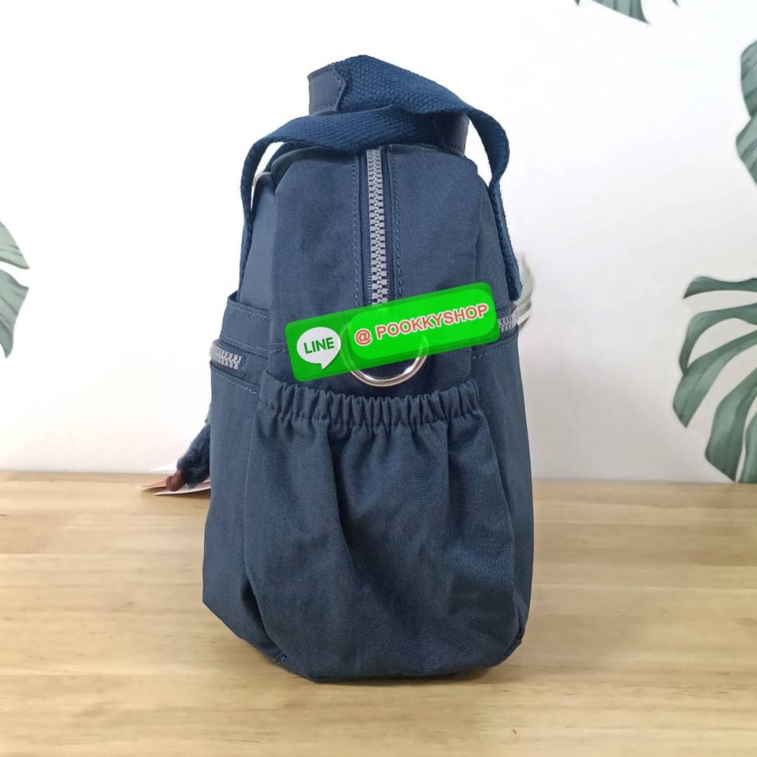 Kipling K1006 Handbag กระเป๋าถือหรือสะพาย วัสดุ Polyester 100% รุ่นใหม่ มีให้เลือกทั้งแบบเรียบ และ ลายน่ารัก มีช่องแยกด้านหน้า 2 ช่อง ช่องหลักโล่งกว้าง พร้อมช่อง pocket แยก 2 ช่อง ใช้งานได้ครบครัน สามารถสตางค์ใบยาวได้ ขนาดกำลังดี จะใช้ทำงาน ไปเรียน หรือ ถ