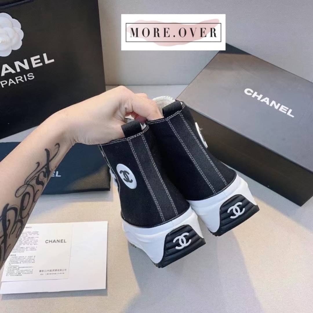 ** รองเท้าผ้าใบหุ้มส้นสีดำ CHANEL งานพร้อมส่งไม่ต้องรอพรีคะ Brand : CHANEL งานสวยหรู เกรด Hi-end ค่ะ แบรนด์ CHANEL คู่นี้ผ้าใบหุ้มข้อสูง สวยหรู สายสปอร์ตกันเลยจ้า ใส่กับกางเกง ใส่กับเดรสก็เลิศสุดๆค่ะ งานสวยแบบเดียวกับช็อปเลยจ้า มีของพร้อมส่งคะ เกรด hi-end