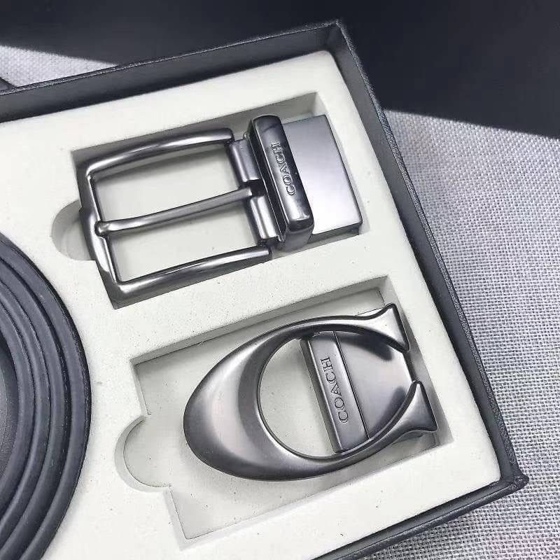 Set เข็มขัด coach 2 หัว ใส่แบบเจาะรูเข็มขัด สายลายC นูนสลับกับด้านเรียบ สลับใช้ได้ 2 ด้าน ทั้งยังสามารถเจาะรูเพิ่มได้ รุ่นนี้มาพร้อมป้ายแท็กแบรนด์ หัวเข็มขัดใส่ได้ง่าย ถอดได้ไม่ยาก ซื้อเป็นของขวัญของฝาก ดูดีมากๆเลยนะคะ