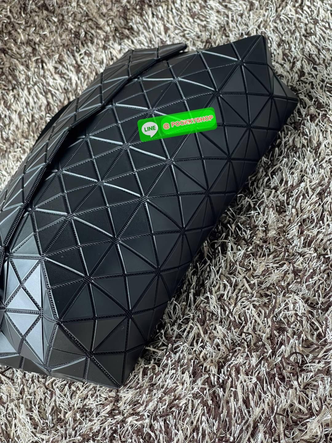 💕Baobao Issey Miyake Prism Sac ชาวมินิมอลทั้งชายและหญิงต้องถูกใจรุ่นนี้ เพราะ Prism Sac เป็นกระเป๋าแบบ unisex ที่มาพร้อมกับความเรียบง่ายของวัสดุเนื้อแมตต์ แต่ให้ลุคสไตล์เท่แบบคูลๆ โดดเด่นด้วยดีไซน์ที่ออกแบบมาให้ใช้งานที่ง่าย ตอบโจทย์ทุกสถานการณ์ฝา