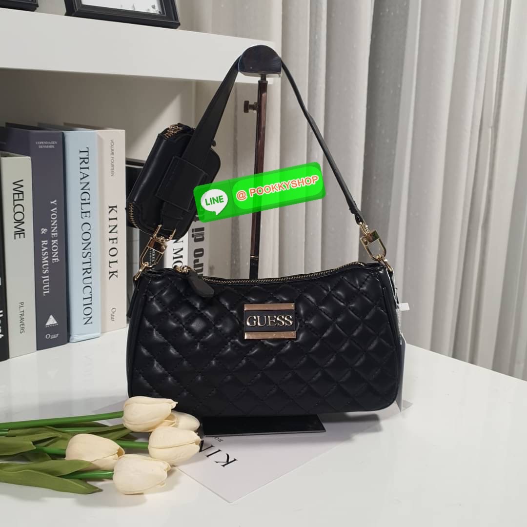 New Collection!! Guess woman’s Logo Cityy Handbag Bag กระเป๋าสะพายรุ่นใหม่ล่าสุด ทรงยอดนิยม มาพร้อมกระเป๋าใส่เหรียญสุดชิค ตัวกระเป๋าหนังนิ่มประดับโลโก้แบรนด์ เปิดปิดด้วยกระดุมซิปยาว ด้านในมีช่องโล่งกว้าง มีช่องใส่บัตร6ช่อง และช่องซิป มี ใส่กระเป๋าสตางค์ยา