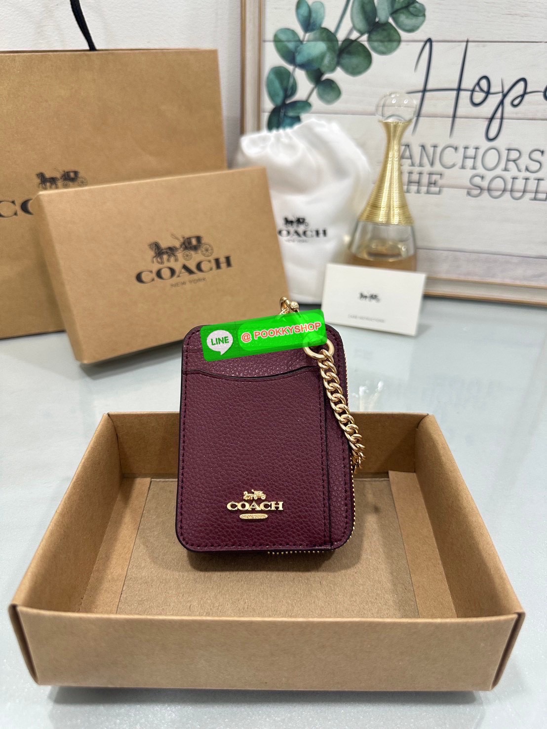 💗Coach C0058 Zip Card Case In Signature Canvas💗 กระเป๋าใบนี้นอกจากช่องใส่บัตรแล้ว ด้านหลังยังมีช่องสำหรับใส่ธนบัตรหรือเหรียญสามารถเปิดปิดได้ด้วยซิป เพิ่มลูกเล่นเป็นสายโซ่คล้องมือ หรือคล้องกับกระเป๋าก็ได้เช่นกัน ขนาดกะทัดรัด พกพาสะดวก การดู