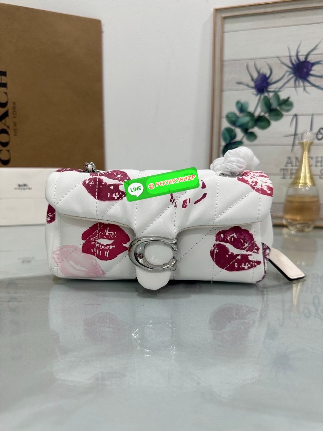 Coach CR114 – Tabby Shoulder Bag 20 With Quilting And Lip Print ไอเทมสุดจี๊ดจาก Coach USA ที่ห้ามพลาด! รายละเอียดสินค้า: • วัสดุ: หนังแกะนัปป้า (Nappa Leather) นุ่มหรูระดับพรีเมียม • ลวดลาย: ลิปปริ้นท์ (Lip Print) ลิมิเต็ดสุดปัง