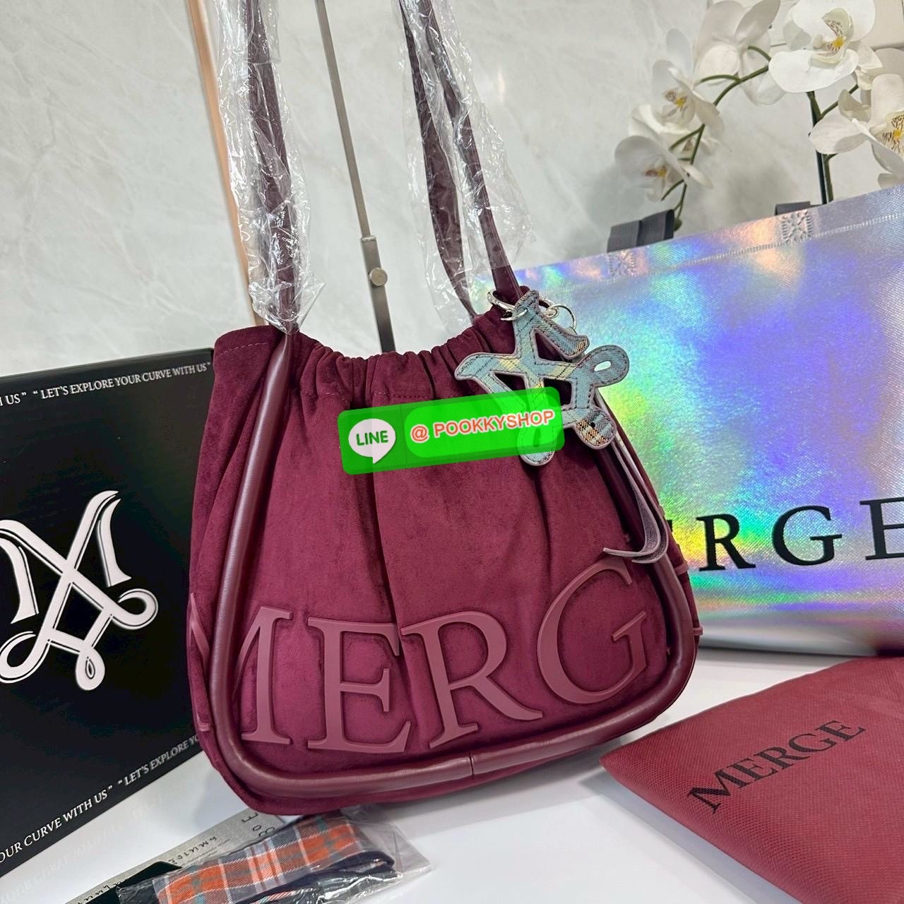 Merge A Day Bag Medium - Suede Edition (Limited) กระเป๋าสะพายไหล่ size ใหม่ ขนาดกระทัดรัดขึ้น แต่ยังสามารถจุของได้เยอะเหมือนเดิม ปรับสายกระเป๋าเป็นแบนสะพายทั้งวันไม่รู้สึกเมื่อยไหล่คะ