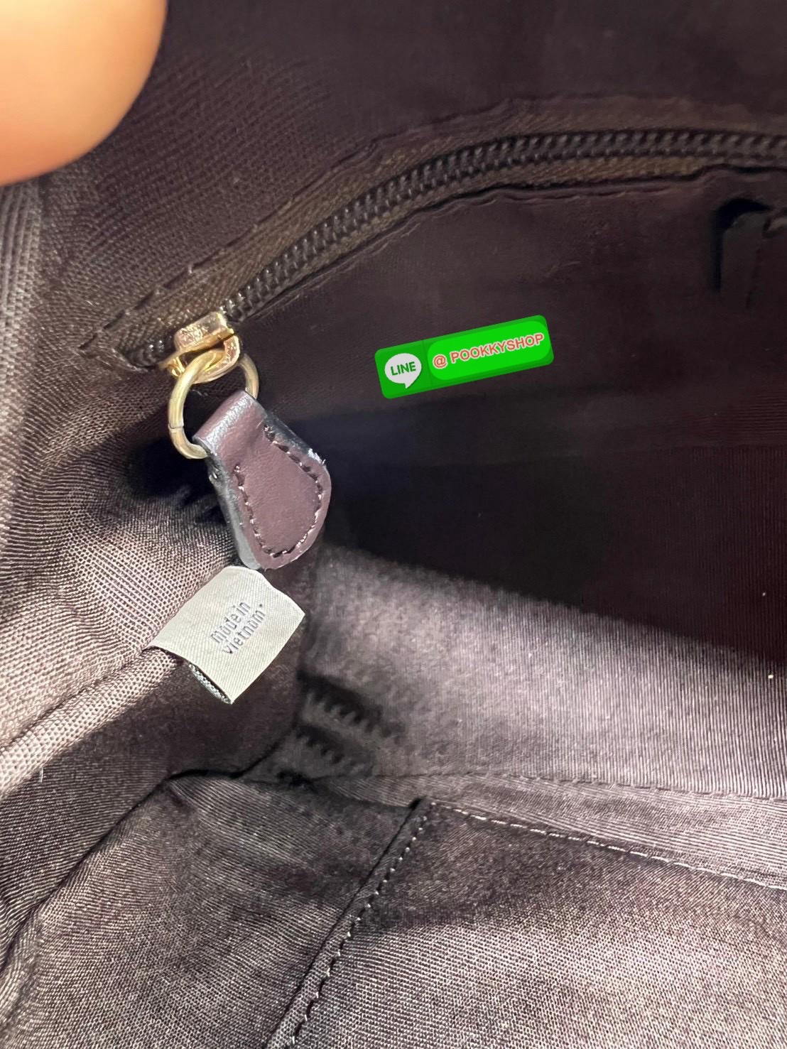 Coach Teri Hobo In Signature Canvas กระเป๋าคล้องไหล่และสะพายข้าง วัสดุแคนวาส+หนังแท้ เปิด-ปิดกระเป๋าแบบซิป ภายในโล่ง มีช่องซิป1ช่อง ช่องใส่ของจุกจิกอีก1ช่อง ด้านหลังมีช่องซิป1ช่อง มีสาย2เส้น สำหรับคล้องไหล่และสะพายข้าง