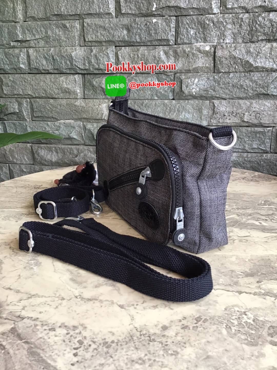 Kipling milos crossbody bag (K13696) กระเป๋าสะพายข้าง crossbody ขนาดกำลังดี มี 2 สาย สายสะพายสั้น ถือเป็นทรงพอรช์(pochette)ถอดเปลี่ยนสลับกับสายยาวได้ มีช่องซิปใช้งาน3ช่อง 2ช่องใหญ่ภายในมีเล็กแยกเป็นสัดส่วน ใส่มินิไอแพค กระเป๋าสตางค์ยาวได้ ด้านหน้ามีช่องซิ