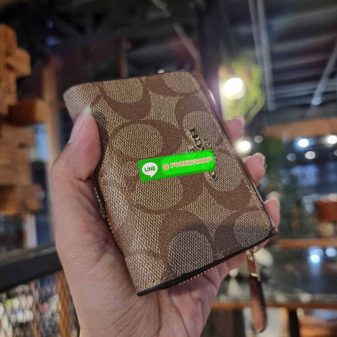 COACH 7331 SMALL TRIFOLD WALLET IN SIGNATURE CANVAS สวยคลาสสิค พกพาง่าย ใบเล็กน่ารักน่าใช้ ต้องยกให้ใบนี้จ้า ตอบโจทย์คนชอบพกน้อยที่สุด!! กระเป๋าสตางค์ใบสั้นหนังแคนวาสเคลือบคุณภาพดี ภายในเป็นหนังแท้ ใส่บัตร ใส่ธนบัตรได้ทุกชนิด มีช่องซิปแยก ใบเดียวใบนี้คือเ