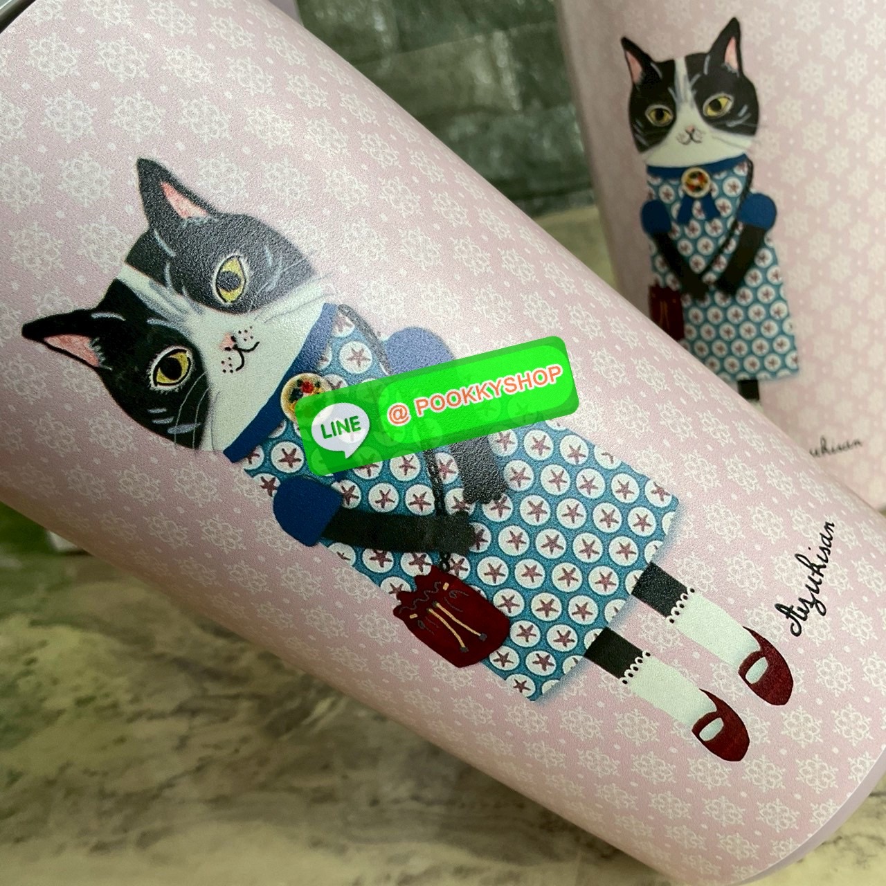 kusuguru Japan Stainless Tumbler Cup แก้วน้ำสแตนเลส ปริมาณสุทธิ 400 ml มาพร้อมกับลายแมวญี่ปุ่นน่ารักๆ แก้วพิมพ์ลาย แมว 2 ด้าน ด้านหน้า และ ด้านหลังแก้วค่ะ เก็บความร้อนเย็นได้ยาวนาน 12 ชม. มีฉนวนกันร้อน/เย็น โครงสร้างคู่สูญญากาศ มีฝาปิด แถบเลื่อนป้องกันน้ำ
