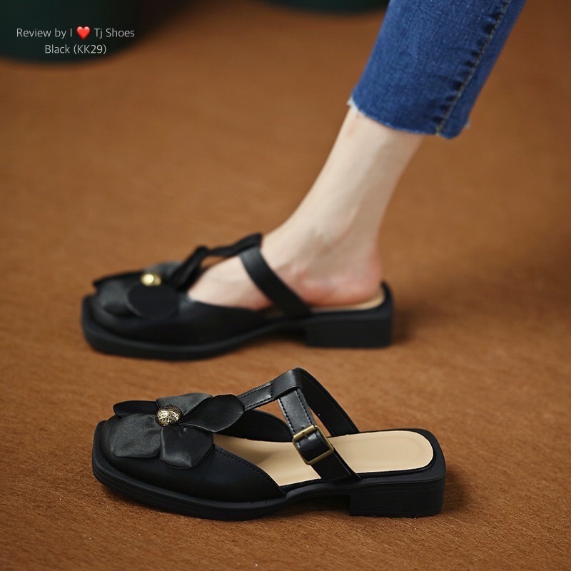 พร้อมส่งรุ่นนี้เก๋มาก ขายดีมากบอกเลยจ้า รองเท้านำเข้า หนังนิ่มมากๆ สวมใส่ง่ายใส่สบาย แต่งด้วยอะไหล่ดอกไม้น่ารักๆ ส้นยางกันลื่นอย่างดี จับแมทกับชุดง่ายใส่แล้วดูเกร๋ดูน่ารักๆมากๆ แถมใส่ได้ตลอด ไม่มีเอ้าท์ ของจริงงานดี สวยตรงปกแน่นอน เพราะทางร้านถ่ายรูปจากสิ