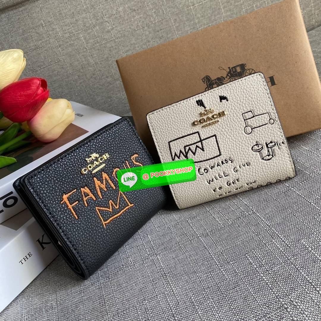 COACH X JEAN MICHEL BASQUIAT SNAP WALLET (COACH C5614) 🛍กระเป๋าสตางค์ใบเล็ก พกพาสะดวก วัสดุหนังแท้ ทนทาน เปิด-ปิดด้วยกระดุม ภายในมีช่องใส่บัตร ใส่ธนบัตรได้ทุกชนิด พร้อมช่องซิปแยกใส่เหรียญคะ
