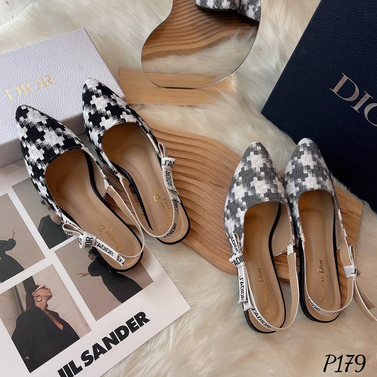 พร้อมส่ง มาใหม่ค่ะ รองเท้าคัทชูทรงหัวแหลม D ior ผ้าทอลาย ชิโนริ ลายใหม่ล่าสุด ตัวสายด้านหลัง เป็นรัดส้นตัดต่อยางยืด ทำให้สวมใส่ง่าย ไม่ขาด แข็งแรง ทรงสวยเก็บหน้าได้ดี ผ้านิ่มซับหนังนิ่มด้านในอีกชั้น คือน่ารักมาก ไม่ไหว เกินต้านสุดๆเลยค๊า