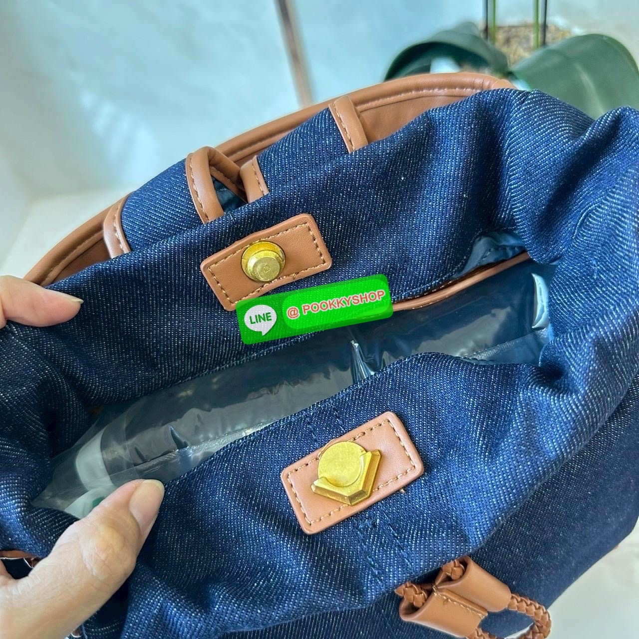 Songmont Series Backpack Female Small Capacity Songmont Drawstring Backpack กระเป๋าเป้สายรูดทรงชิคที่กำลังเป็นกระแสฮิตสุด ๆ เพราะดีไซน์เรียบเก๋ ใช้งานง่าย และแมทช์ได้หลายสไตล์ ดีไซน์ unisex ใช้ได้ทั้งผู้หญิงและผู้ชาย ดีไซน์: ทรงถุงสายรูด (Drawstring) ดูมิ