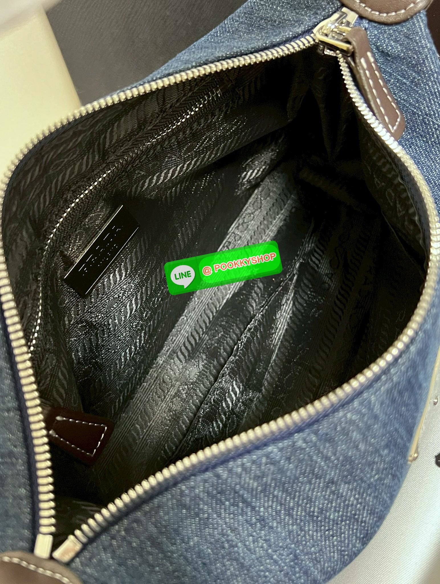 **สินค้าเข้าใหม่** ทางนี้ค่าาสาวๆ สวยเกินจะห้ามใจไหว! NEW IN! PRADA HOBO HANDBAG//SHOULDER DENIM BAG 🔖พร้อมส่งา แม่ค้าเองก็จับไม่วางแล้ว1ค่าา สวยจริงๆ กับPrada denim วัสดุยีนส์หนานิ่มตัดขอบหนังอย่างดี ทรงสวยมากๆค่ะ หูหิ้วสายหนังในตัว คล้องไหล่ได้