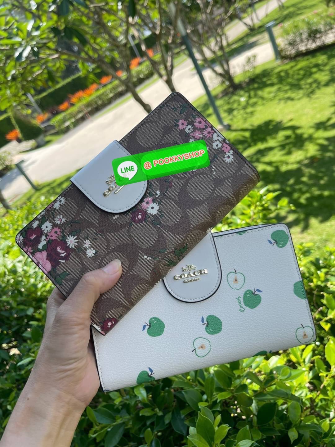 COACH TECH WALLET IN SIGNATURE CANVAS อีกหนึ่ง collection ของกระเป๋าสตางค์ที่ดีไซน์ทันสมัยให้ใช้งานได้แบบครบครัน เป็นกระเป๋าสตางค์ ที่มีช่องสำหรับใส่โทรศัพท์มือถือ ธนบัตร เหรียญ และบัตรต่าง ๆ ใช้งานแบบ2ด้าน เพิ่มความสะดวกสบายด้วยสายคล้องมือ ช่วยให้พกไปไหน