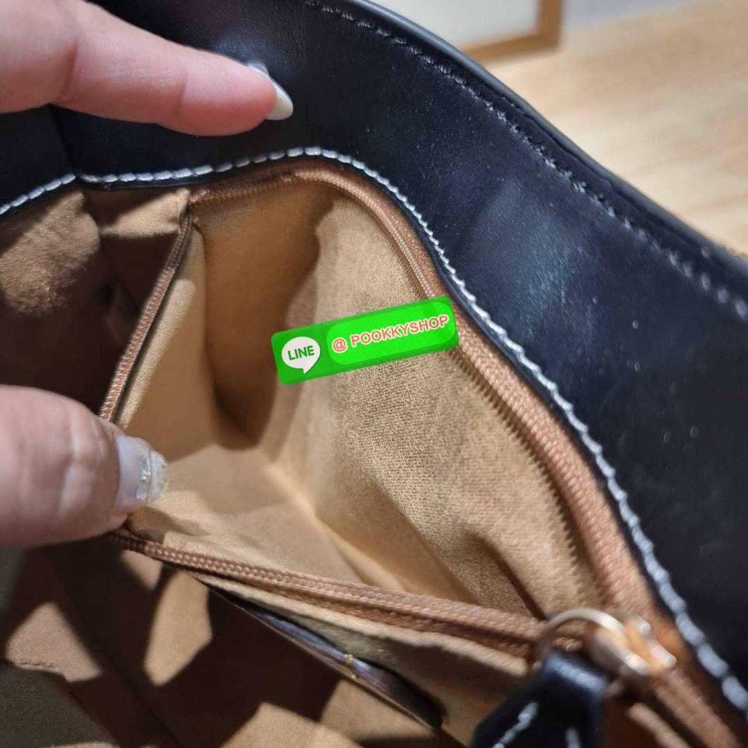 COACH CR533 ELIZA SHOULDER BAG 🔅 Details ใหม่ล่าสุด กระเป๋าสะพายไหล่ทรงโฮโบสุดหรู ดีไซน์โลโก้แบบใหม่และหรูหรายิ่งขึ้น คงความคลาสสิคและวินเทจ เปิด-ปิดด้วยสายคาดแบบกระดุมแม่เหล็ก ภายในเป็นช่องโล่ง แบ่งสัดส่วนไว้อย่างดี มีทั้งช่องใส่บัตร และช่องซิป ส