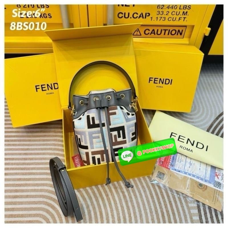 FENDI Mini MonTresor Bucket Bag กระเป๋าสะพายทรงขนมจีบรุ่นยอดนิยม ไซส์มินิน่ารักน่าใช้มาก ดีไซน์สวยอยู่ทรง มาพร้อมสายสั้นคล้องแขน และสายครอสบอดี้สำหรับสะพายข้าง สลับใช้ได้ไม่จำเจ ภายในเป็นช่องโล่ง ใส่ของจำเป็นพกพาไปไหนได้แบบง่ายๆ สวยพร้อมเสิร์ฟให้แล้ว ในรา