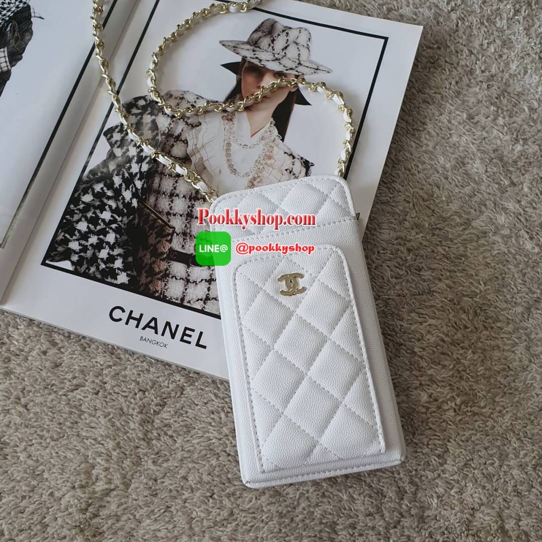 NEW ARRIVAL!! CHANEL VIP GIFT WOC BAG กระเป๋าสตางค์คล้องคอ/ Crossbody ที่กำลังมาแรงมาในตอนนี้ ตัวกระเป๋าเป็นกระเป๋าสตางค์หนังพียูลาย CAVIER อะไหล่ทองทั้งใบ ด้านหน้าใส่ iphone+ ได้ เปิดปิดด้วยกระดุมแม่เหล็ก สามารถใส่บัตรได้อีก4ใบด้านใน พลิกมาด้านหลังมีช่อง