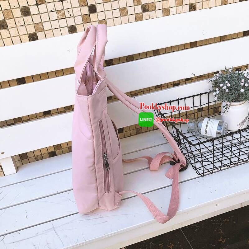 Adidas Handbag & Backpack กระเป๋าเป้ใช้ได้ทั้งชายหญิง ขนาดกำลังดี น้ำหนักเบา ด้านหน้าสกรีนโลโก้แบรนด์ เปิดปิดด้วยซิปสะดวกใช้ หูจับถนัดมือ สายสะพายยาวเลื่อนปรับได้ตามต้องการด้านหน้ามีช่องซิปเก็บของหยิบใช้ง่าย ภายในมีช่องซิปแยกเก็บของ ช่องหลักสามารถใส่ Note