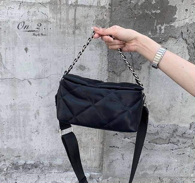 🇰🇷Korean style crossbody bag🇰🇷 🔹กระเป๋าสะพายข้าง หนังพียู 🔹PU Leather crossbody bag 🔹ตัวกระเป๋าเดินด้ายสีดำ เย็บตาราง 🔹สายสั้นเป็นสายโซ่ร้อยหนัง 🔹สายยาวผ้า ปรับความยาวได้ 🔹อะไ