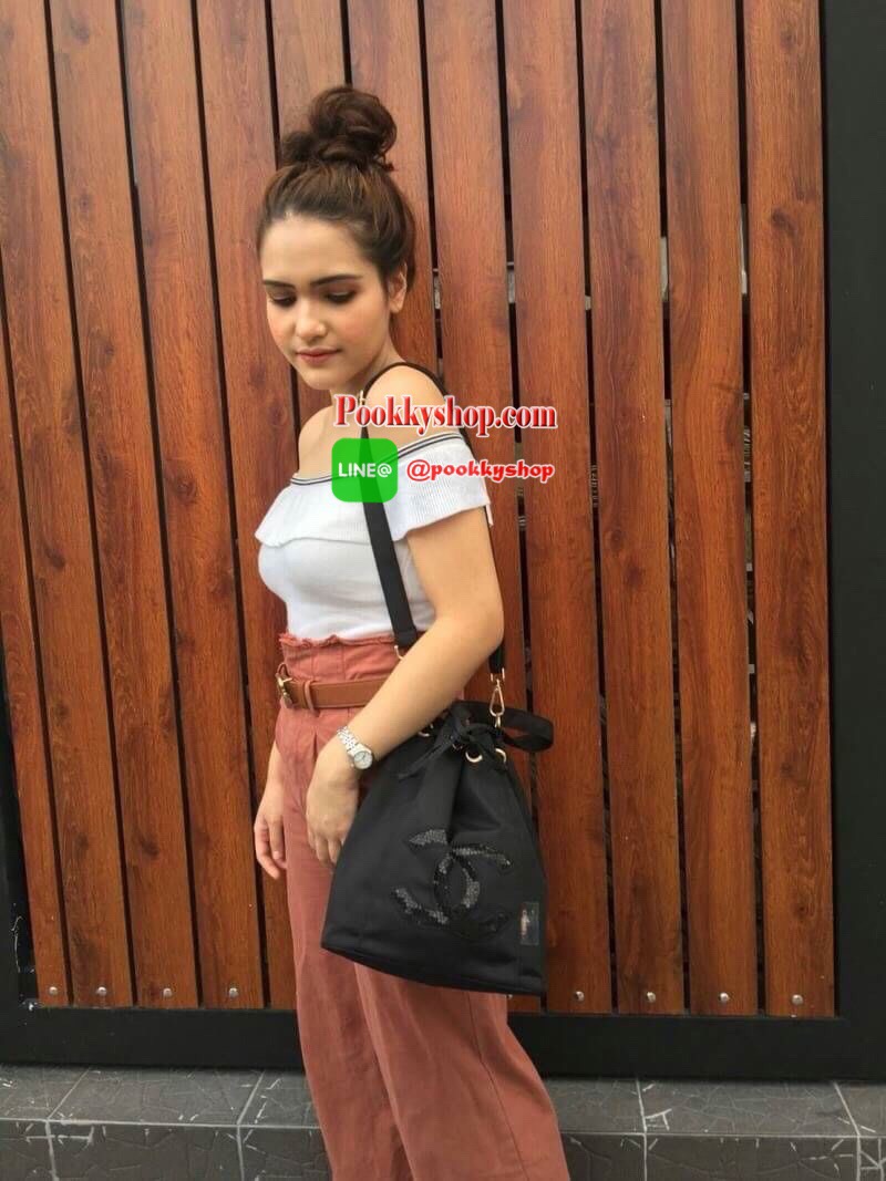 Best Seller มากี่รอบๆก็หมดค้า♡♡♡ กับกระเป๋าทรง Nylon Bucket Style จับจีบน่ารัก ของแท้จากงาน vip gift เคาเตอร์แบรนด์ chanel ตัวกระเป๋าทำจากผ้าไนล่อน กันน้ำทั้งใบ อะไหล่ทองปั้มแบรนด์ ด้านหน้าปักเลื่อม CC สุดหรู ด้านในจุของได้เยอะ บุผ้าป