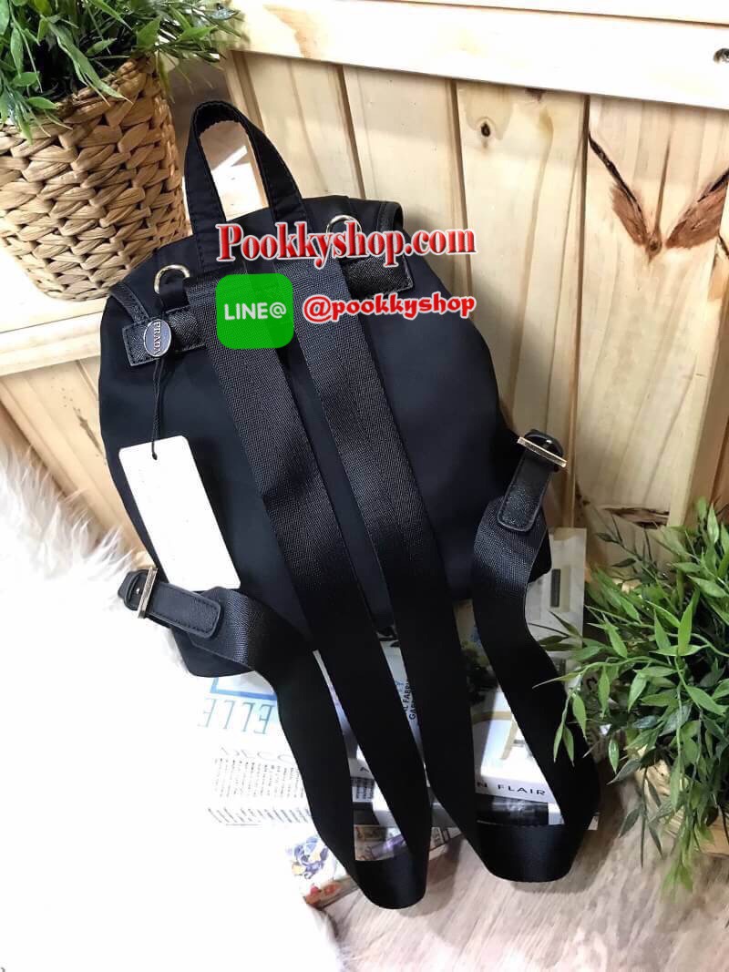 Don't Miss! PRADA MINI BACKPACK WITH POCKET Gift With Purchase Limited Edition พรีเมี่ยมกิ้ฟจากเคาน์เตอร์แบรนด์วัสดุ Nylon เนื้อหนาคุณภาพดีตามแบบฉบับของแบรนด์ ขนาดกำลังน่ารักด้านหน้ามีโลโก้แบรนด์ มี Pocket หน้า2ช่อง หัวซิปและอะไหล่ปั้มแบรนด์ เปิดปิดด