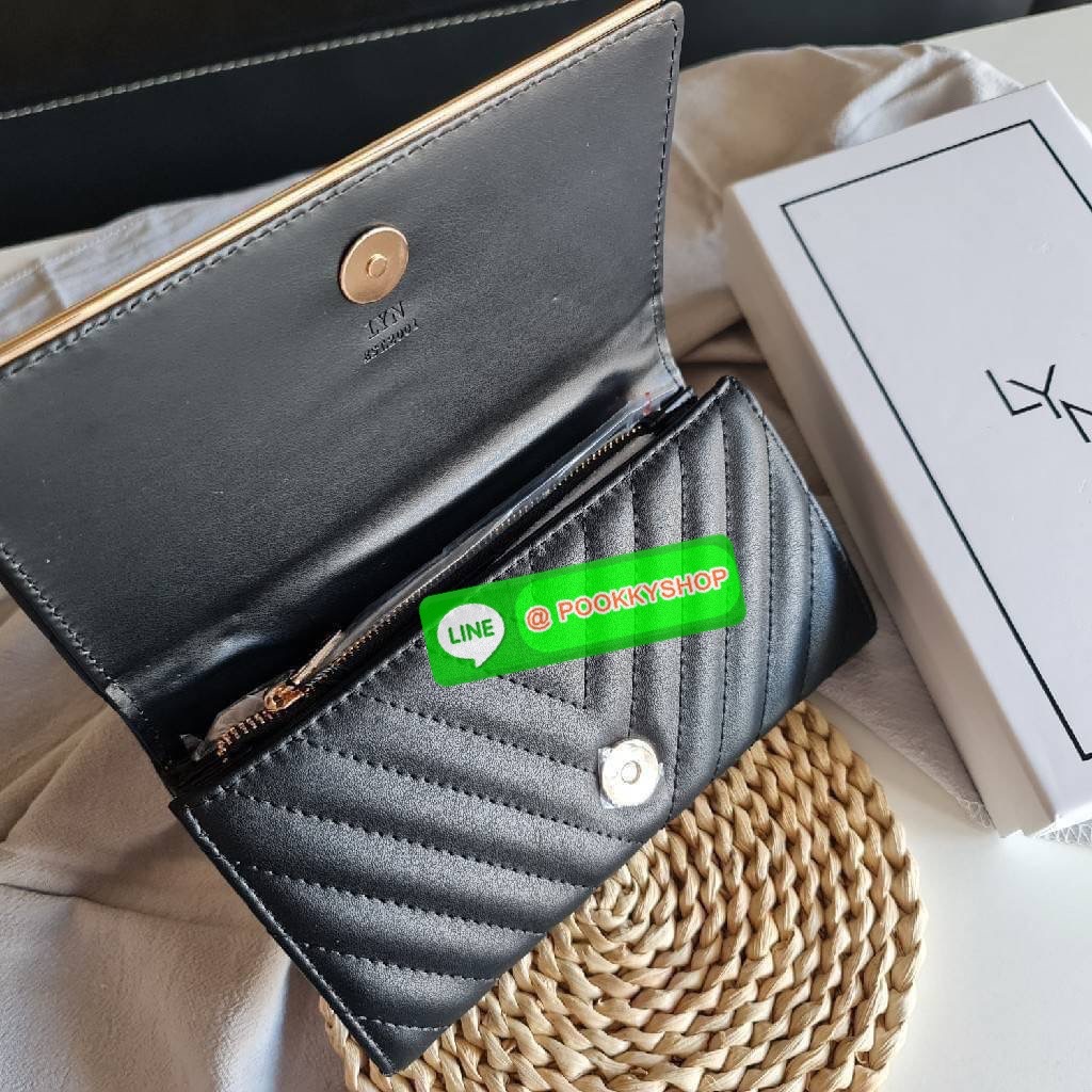 กระเป๋าสตางค์ Lyn ใบยาวแบบฝาพับ รุ่นนี้มองแล้วละมุนมากค่ะ ใบยาวขนาดกำลังดี โทนสีดูอบอุ่นด้วย ใส่บัตรใส่แบงค์ใส่เหรียญ ได้ครบ ใครกำลังเล็งหาของขวัญของฝาก หรือมองหากระเป๋าใบใหม่ แนะนำเลยจ้า