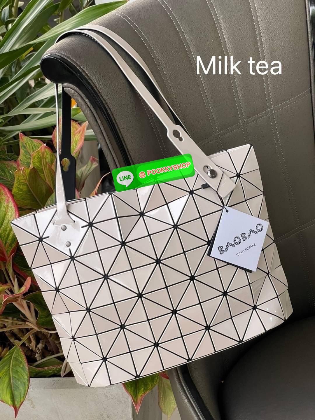 💕 Bao Bao Issey Miyake ROCK MATTE ซีรีส์นี้จะเป็นทรงสี่เหลี่ยมผืนผ้า มีซิปปิดด้านบน ถือเป็นรุ่นที่เหมาะกับการใช้งานในชีวิตประจำวัน สามารถพับมุมและบริเวณด้านล่างของกระเป๋าเพื่อเพิ่มความสะดวกสบายในการใช้งาน ทั้งยังช่วยให้วางกระเป๋าในแนวตั้งได้อีกด้ว