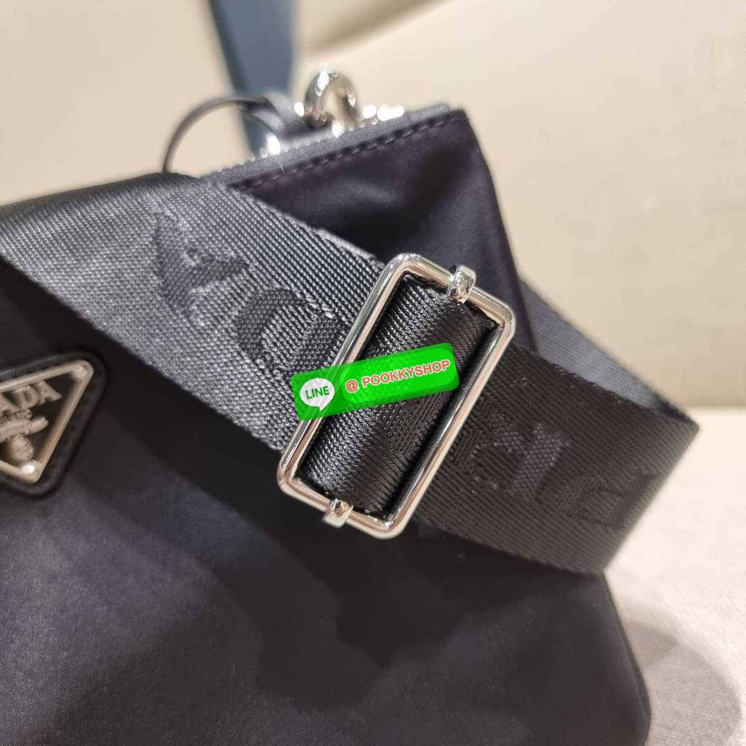 PRADA RE-EDITION 2000 RE-NYLON SHOULDER BAG ไอเท็มสุดโปรด unisex กระเป๋าสะพายข้าง ดีไซน์เรียบง่าย แต่มีความหรูในตัว รูปทรงพกพาสะดวก หยิบใช้ได้ในทุกๆวัน อีกหนึ่งคอลเลคชั่นขายดี วัสดุผ้าไนล่อนคุณภาพ พร้อมใบลูก ไว้ใส่เหรียญ ใส่กุญแจได้สารพัด เปิด-ปิดด้วยซิปห