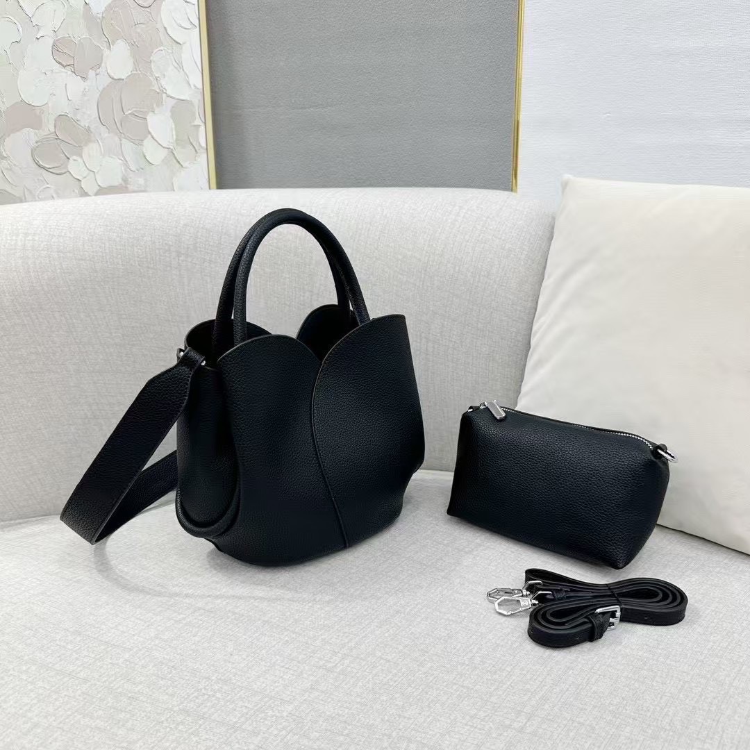 Classic Working PU Bag ▪️กระเป๋าถือ &สะพายข้าง ทรงดอกทิวลิป ทรงสวยมากวัสดุเป็นหนัง PU Premium มีกระเป๋าใบเล็กให้ 1ใบ และมีสายยาวให้ 2 เส้น