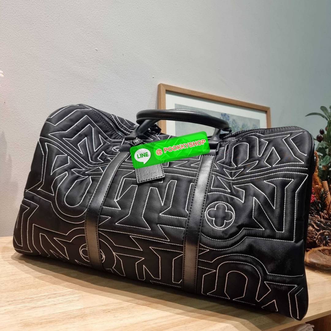 NEW IN LV KEEPALL SNOW BAG ใหม่ล่าสุดกับเวอร์ชั่นใหม่ สไตล์สปอร์ต กระเป๋าเดินทางสุดคลาสสิค ทึ่ใครๆก็เฝ้ารอ ไอเท็มที่จะทำให้การเดินทางไม่ธรรมดาอีกต่อไป ด้วยดีเทลความเป็นเอกลักษณ์ เรียบแต่หรู ดีไซน์ลายปักความเป็นเอกลักษณ์ผสาน ลวดลายโมโนแกรมฟลาวเวอร์ ลงบนผ้า