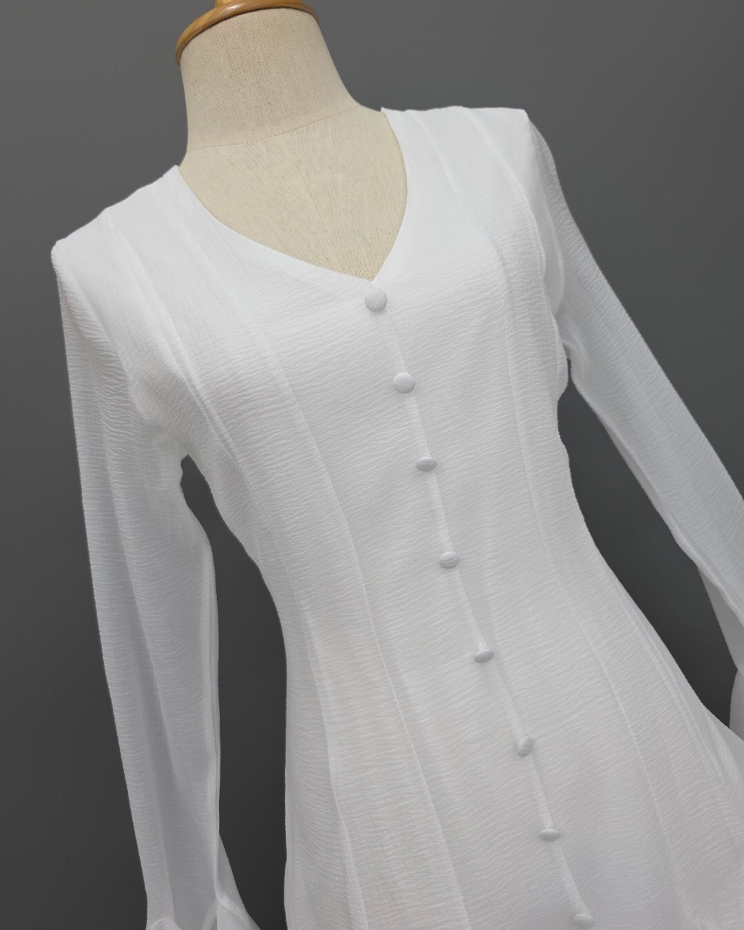 เดรสแฟชั่น เดรสกระโปรงสั้น เสื้อคอวีแขนยาว ตีเกล็ดเข้ารูป