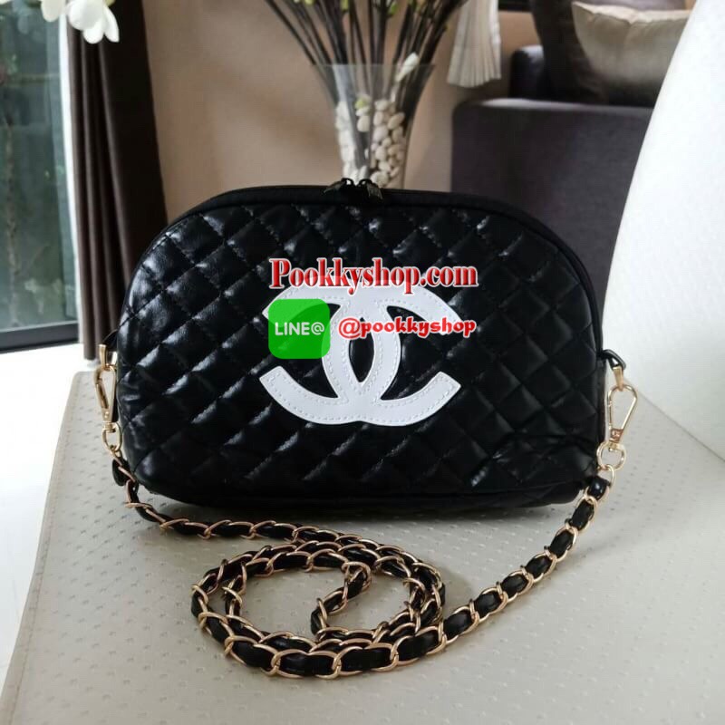 NEW ARRIVAL!! สวยหรูไม่ซ้ำใคร ต้องยกให้ Chanel Clutch Bag With Chain VIP Gift ของแท้จาก Chanel Perfume Counter รุ่น Limited วัสดุหนังเรียบลายตารางเปิดปิดด้วยซิปแบรนด์อะไหล่ทอง ขนาดกำลังดี น้ำหนักเบา ภายในมีโลโก้และช่องซิป มาพร้อมสายสะพายโซ่ร้อยหนังถอดออกไ
