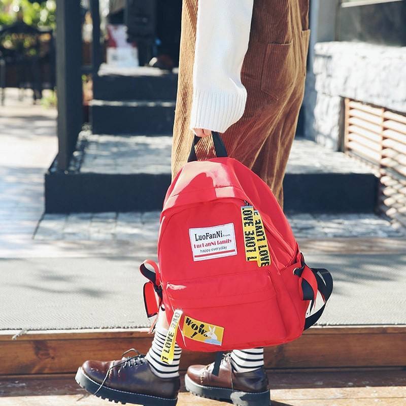 รุ่นใหม่ 9FEB พร้อมส่ง!!!!!!! joker backpack รุ่นนี้ดีมากกกก เป็นเป้กันน้ำ มีริบบิ้น2สีให้ทุกใบ สำหรับผูกเพิ่มความน่ารักด้านข้างกระเป๋า ด้านหลังยังมีช่องใหญ่สำหรับใส่ของจำเป็น เพื่อความปลอดภัย! ควรมีค่ะรุ่นนี้ สะดวกในการใช้งาน และน่ารักกก