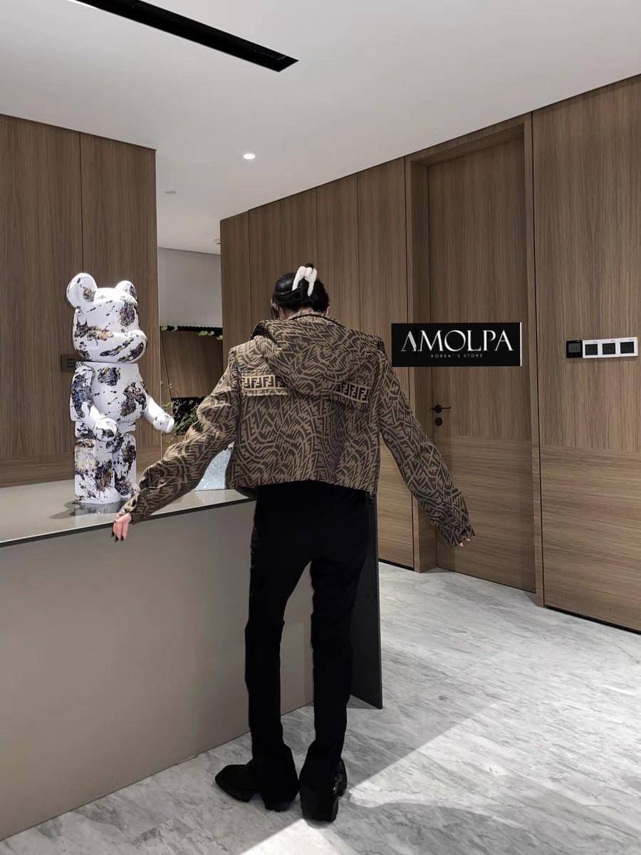 พร้อมส่ง !!! MUST HAVE！JACKET HOODIE FENDI AROMA เนื้อดี มี Texture มากกกๆๆค๊า Colletion 2021 ผ้าดีมาก เย็นมากๆ ห้ามพลาดเลยน๊า สวยสุดๆ