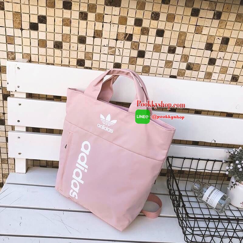 Adidas Handbag & Backpack กระเป๋าเป้ใช้ได้ทั้งชายหญิง ขนาดกำลังดี น้ำหนักเบา ด้านหน้าสกรีนโลโก้แบรนด์ เปิดปิดด้วยซิปสะดวกใช้ หูจับถนัดมือ สายสะพายยาวเลื่อนปรับได้ตามต้องการด้านหน้ามีช่องซิปเก็บของหยิบใช้ง่าย ภายในมีช่องซิปแยกเก็บของ ช่องหลักสามารถใส่ Note