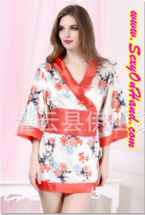 ชุดกิโมโน ยูกาตะ พื้นขาวแต่งลายดอกสีแดง พร้อมสายคาดและโบว์ในตัว+G-string เข้าชุด
