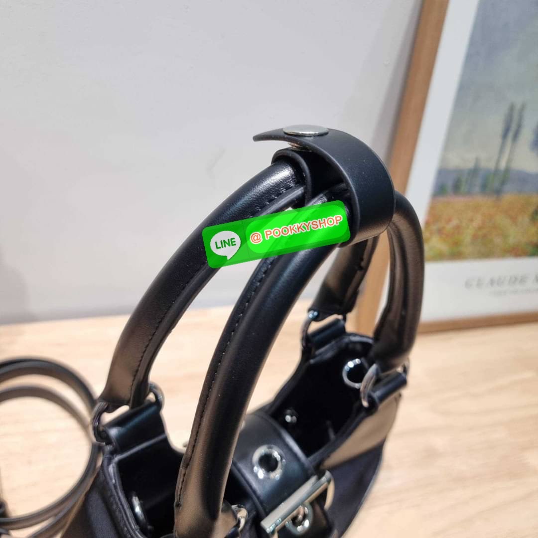 PRADA RE-NYLON AND LEATHER MOON PADDED BAG ใหม่ล่าสุด กับคอลที่ใครๆเห็นก็ต้องรัก ขนาดกำลังน่ารัก ดีไซน์สวยดุ และยังดูแพงได้อีก ด้วยวัสดุที่มีคุณภาพอย่างไนล่อนตัดสลับด้วยหนัง nappa หูสะพายมีสายรัดได้ ภายในโล่ง มีช่องซิป มาพร้อมสายสะพาย ปรับได้ตามต้องการ อี