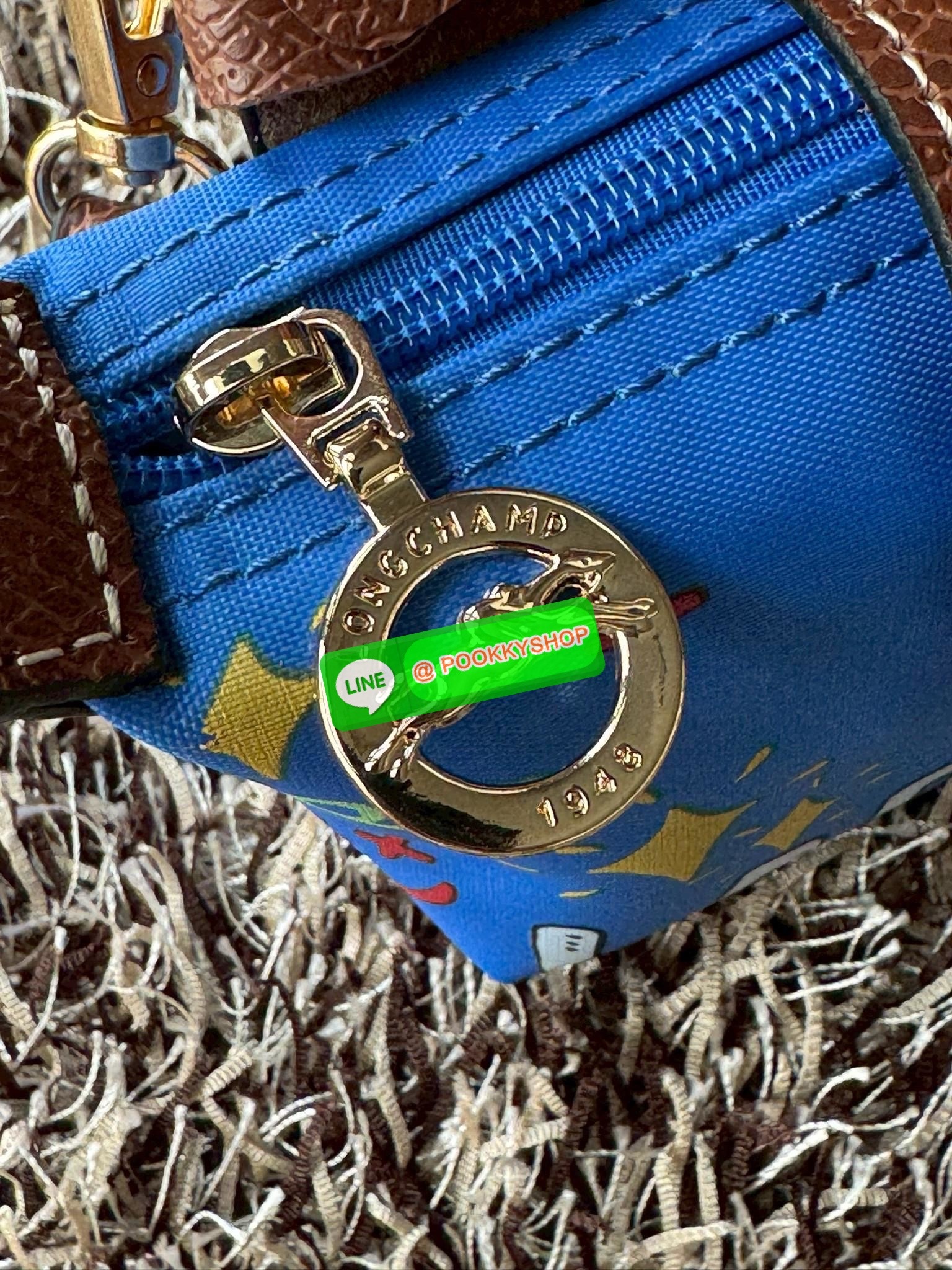 LONGCHAMP LE PLIAGE ORIGINAL X Labubu Pouch with handle เป็นการร่วมงานกัระหว่างแบรนด์ และยังกระเป๋าถือขนาดมินิทรงpouch ที่ด้านหน้ามีลวดลายน้องลาบูบู้ในแบบต่างๆ เปิดปิดระบบสองชั้น ได้ว่าของด้านในมีความปลอดภัย เหมาะอย่างยิ่งสำหรับสาวๆที่ชอบกระเป๋าขนาดมินิไซ