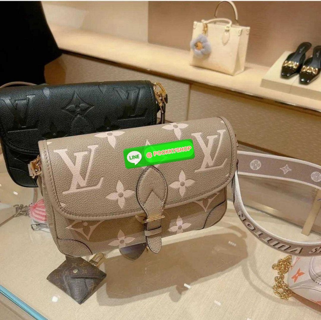 LV diane monogram empreinte bag 🔆 Details กระเป๋ามัลติฟังก์ชั่นสุดคุ้มจากเคาน์เตอร์ dutyfree ที่ดีไซน์ออกมาได้น่ารักน่าใช้มากๆ มีสายมาให้ถึง 2 แบบ สายหนังคล้องไหล่ได้ ปรับสะพายข้างได้ และสายสปอร์ตครอสบอดี้ได้ สวยลูกคุณหนูมากๆ ปรับเปลี่ยนใช้ตามลุคแ
