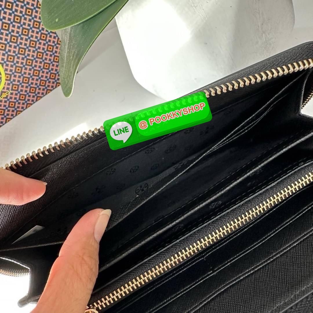 TORY BURCH ROBINSON MULTI GUSSET ZIP CONTINENTAL WALLET กระเป๋าสตางค์ใบยาว แบ่งสัดส่วนด้วยช่องซิปตรงกลางสำหรับใส่เหรียญ มีช่องใส่บัตร และใส่ธนบัตรได้ วัสดุหนังแท้ เปิด-ปิดกระเป๋าแบบซิปรูด ใส่โทรศัพท์มือถือได้ วันชิวๆพกกระเป๋าสตางค์ใบเดียวสะดวกมากค่ะ