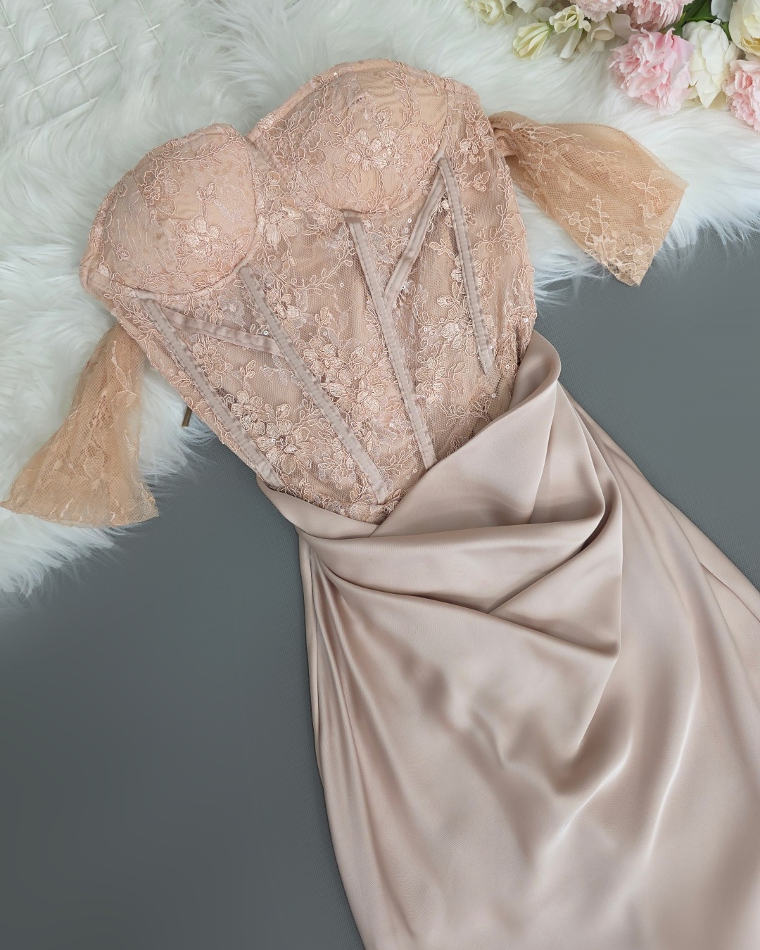 เดรสแฟชั่น เดรสเสื้อเกาะอกผ้าลูกไม้โครเชต์ แต่งผ้าคล้องแขน ผ้านุ่ม ยืดหยุ่นเล็กน้อย