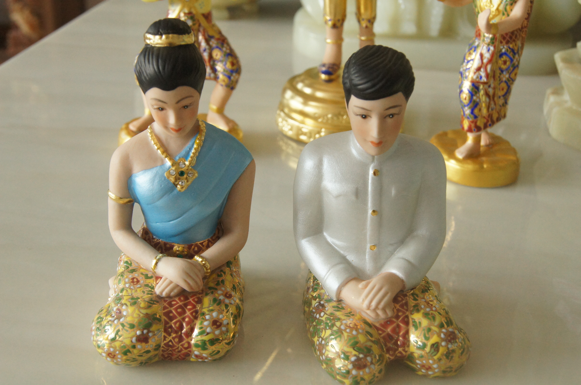 คนใช้ ขนาดกลาง สูง 10 กว้าง 4 cm (งานเบญจรงค์ ) คู่