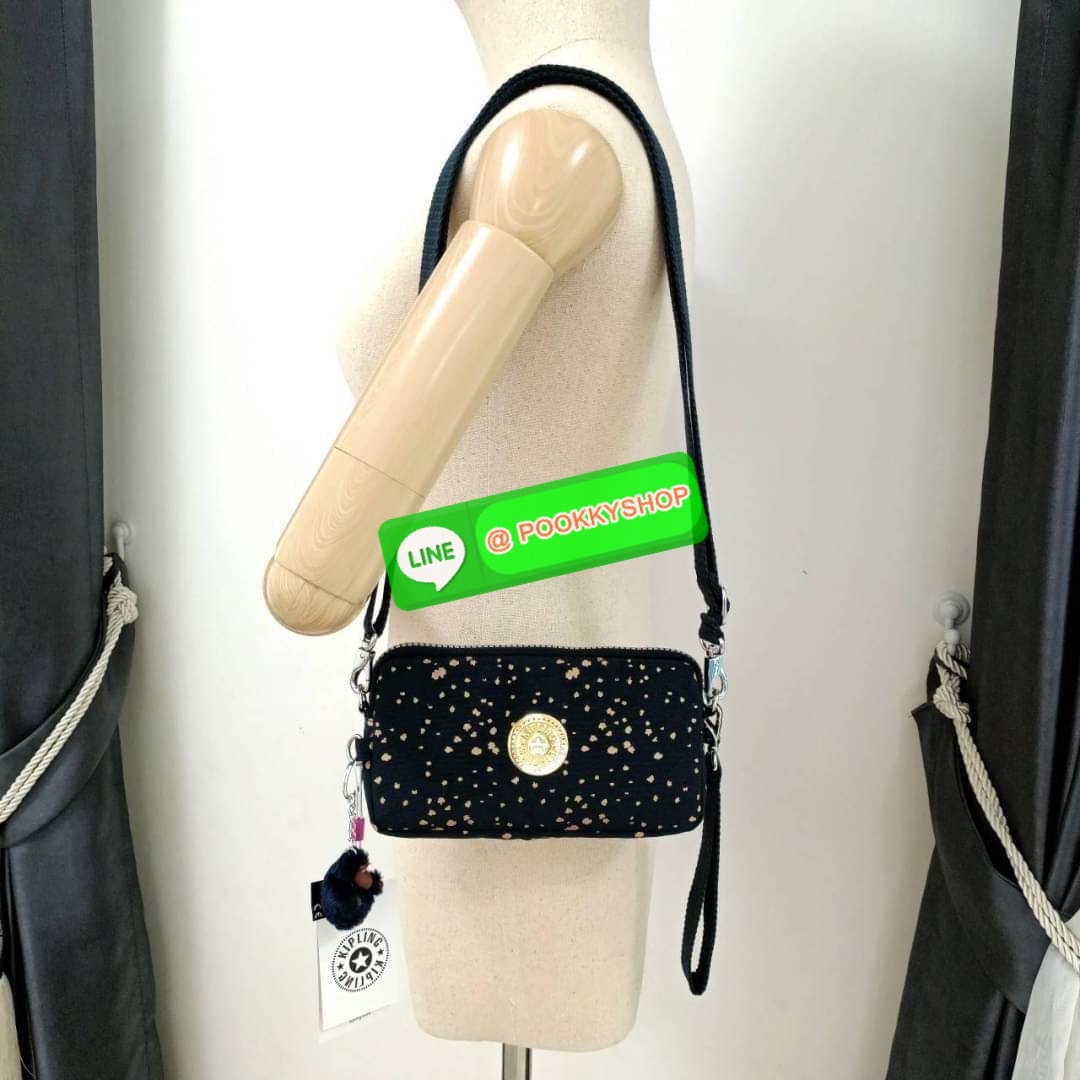 KIPLING 3 Monkey program Seoul up clutch & sling bag กระเป๋าคล้องมือ หรือ สะพายข้าง ขนาดเล็ก วัสดุ Nylon & Polyester 100% ใช้งานได้ 2 รูปแบบ มีสายสลับเปลี่ยนได้ทั้งแบบคล้องมือหรือสะพายข้าง เปิด-ปิดด้วยซิป ช่องหลักโล่ง มีช่องใส่บัตรด้านข้าง 6 ช่อง และช่องด