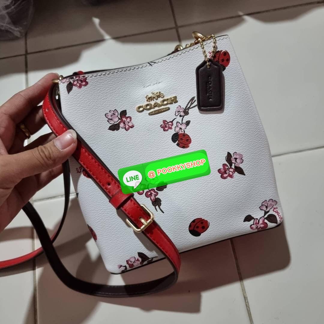 COACH 7267 MINI TOWN BUCKET BAG WITH BUFFALO PLAID PRINT คอลเลคชั่นใหม่ล่าสุด!! น้องสาวคนสวยมาแล้วจ้า สีแดงโดดเด่นต้อนรับเทศกาลคริสต์มาส 🎅🎄 กระเป๋าบัคเก็ต ไซส์มินิ ใบจริงน่ารักม้าก!! น่าใช้แบบที่สุด วัสดุหนังแคนวาสเคลือบลาย สวยคม เปิด-ปิดด